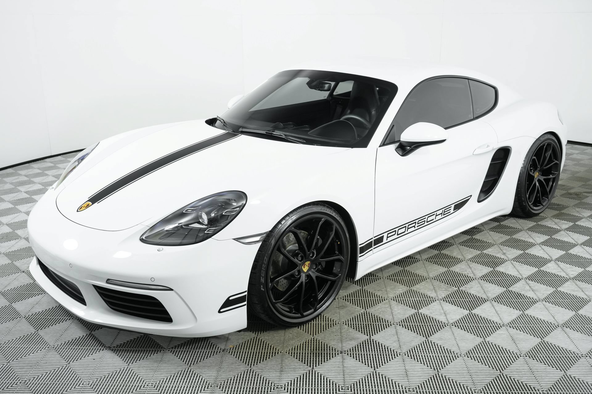 Used 2025 Porsche 718 Cayman RWD image 1