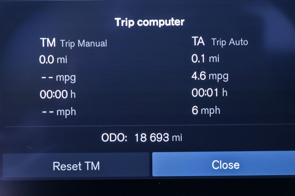 Certified 2025 Volvo XC40 B5 Plus image 13