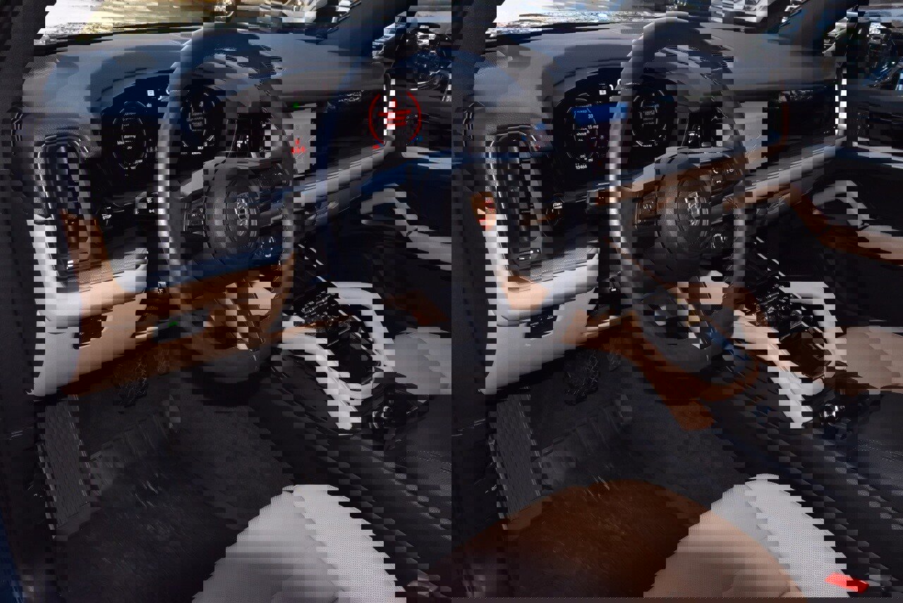 Used 2025 Porsche Cayenne image 33