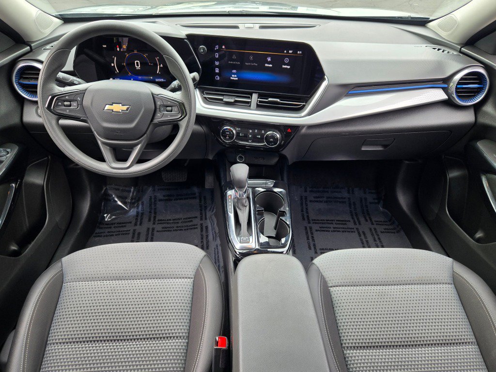 Certified 2025 Chevrolet Trax LT FWD image 17