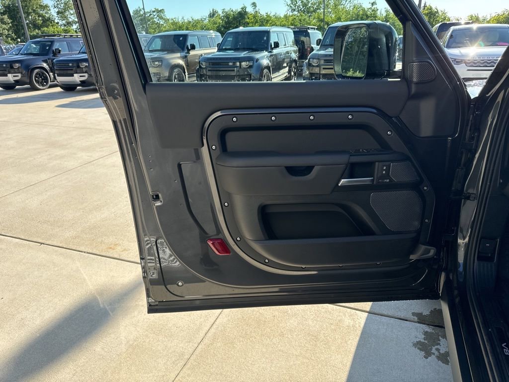 New 2024 Land Rover Defender 90 V8 image 6