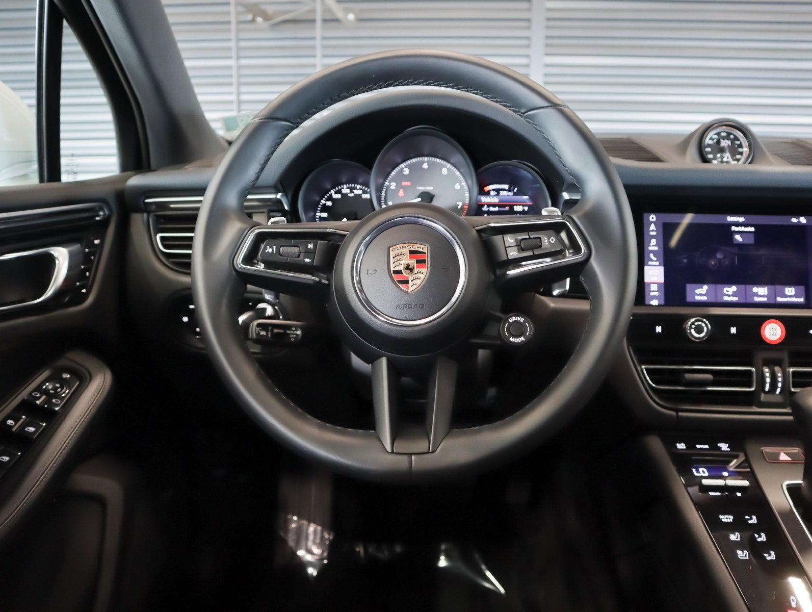 Certified 2025 Porsche Macan S AWD/4WD image 13