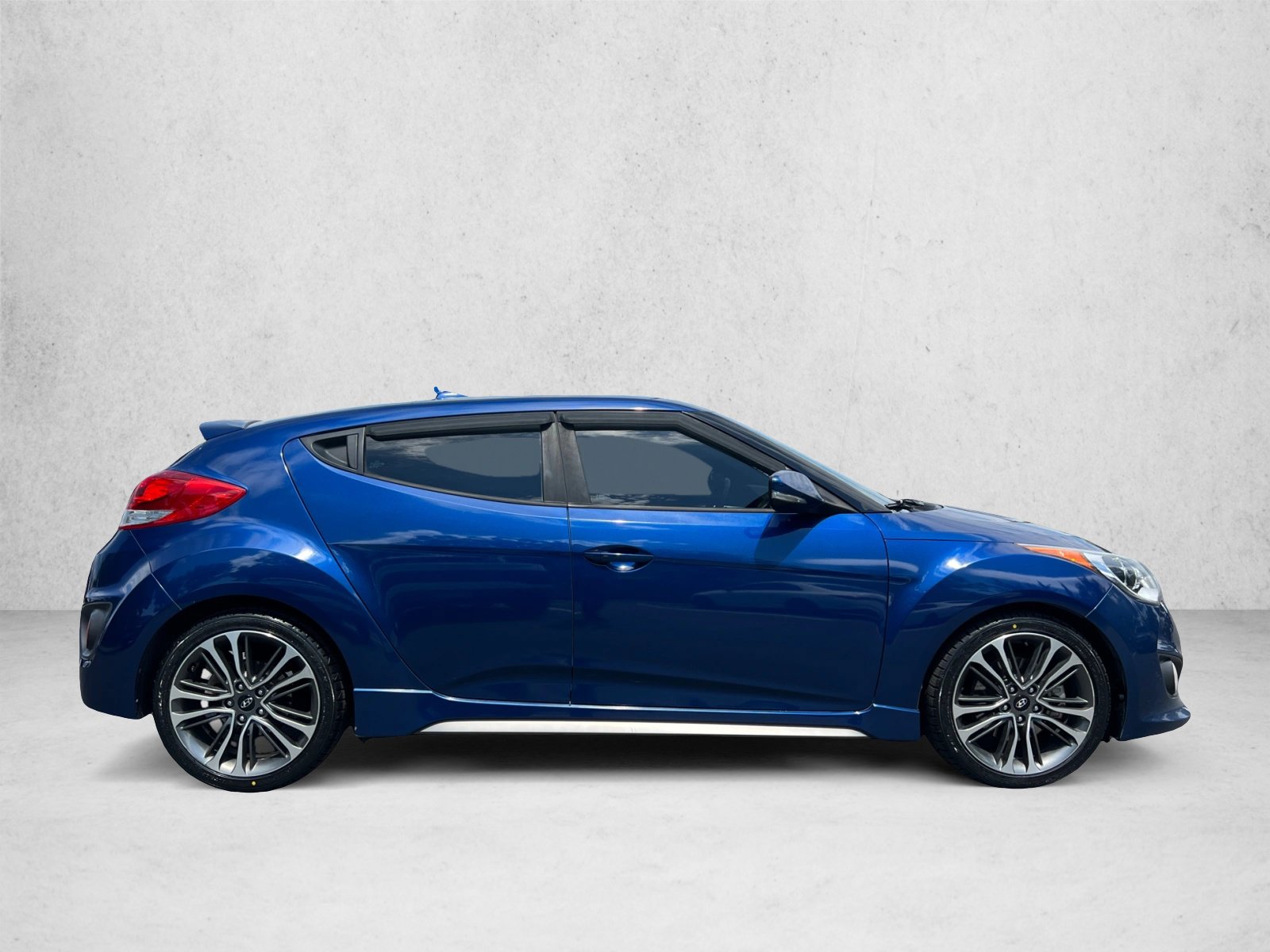 Used 2017 Hyundai Veloster Turbo FWD image 4