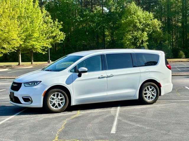 Used 2023 Chrysler Pacifica Touring-L FWD image 2