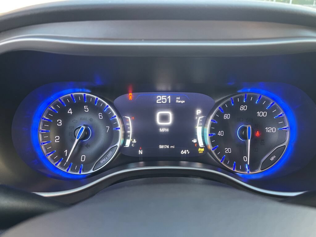 Used 2023 Chrysler Pacifica Touring-L FWD image 18
