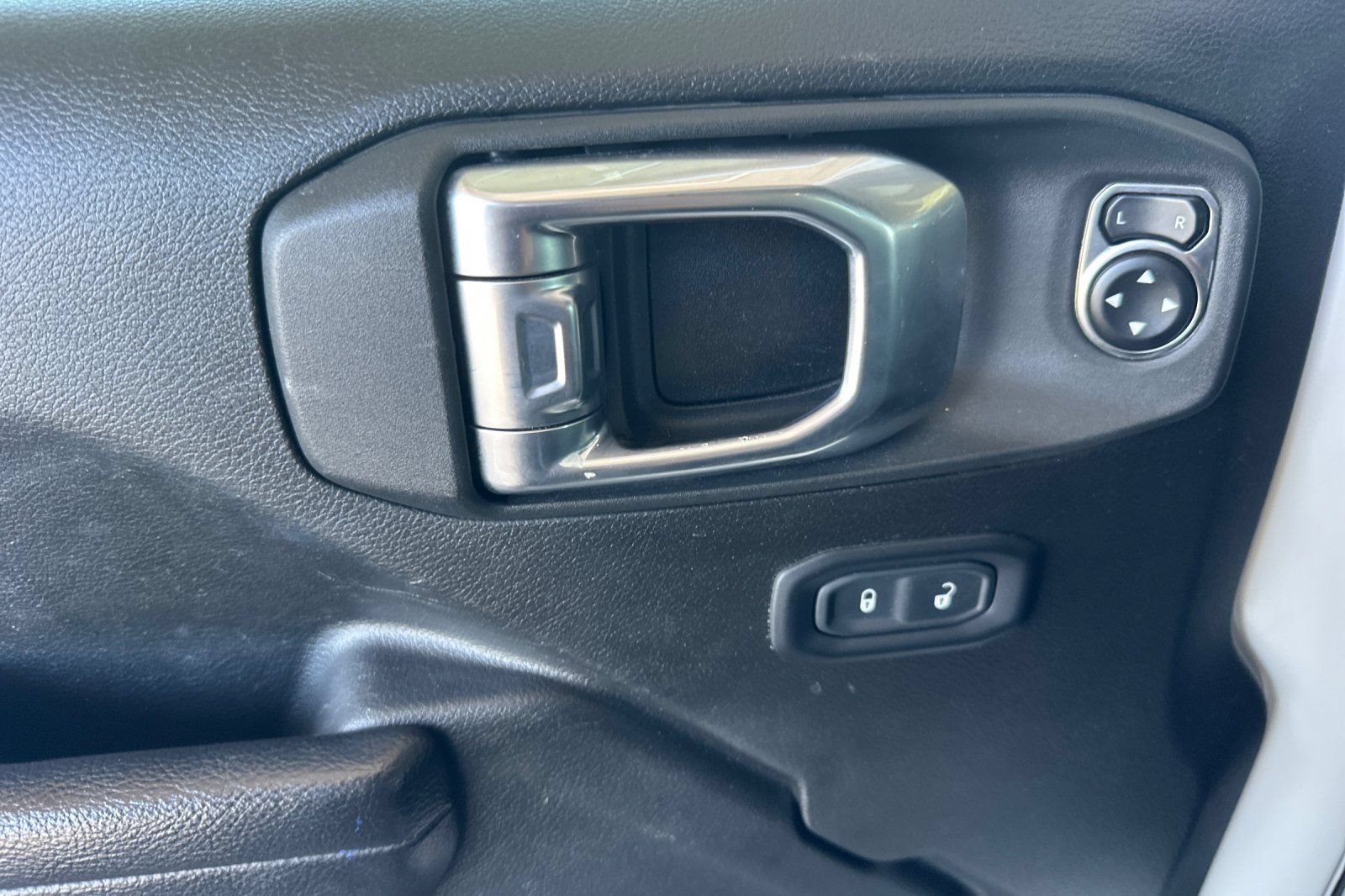 Used 2024 Jeep Wrangler Unlimited AWD/4WD image 17