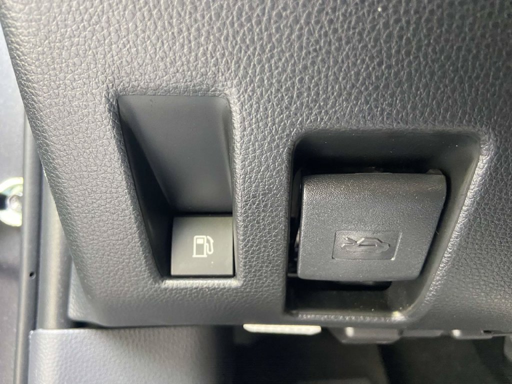 Used 2025 Toyota RAV4 XLE AWD/4WD image 26