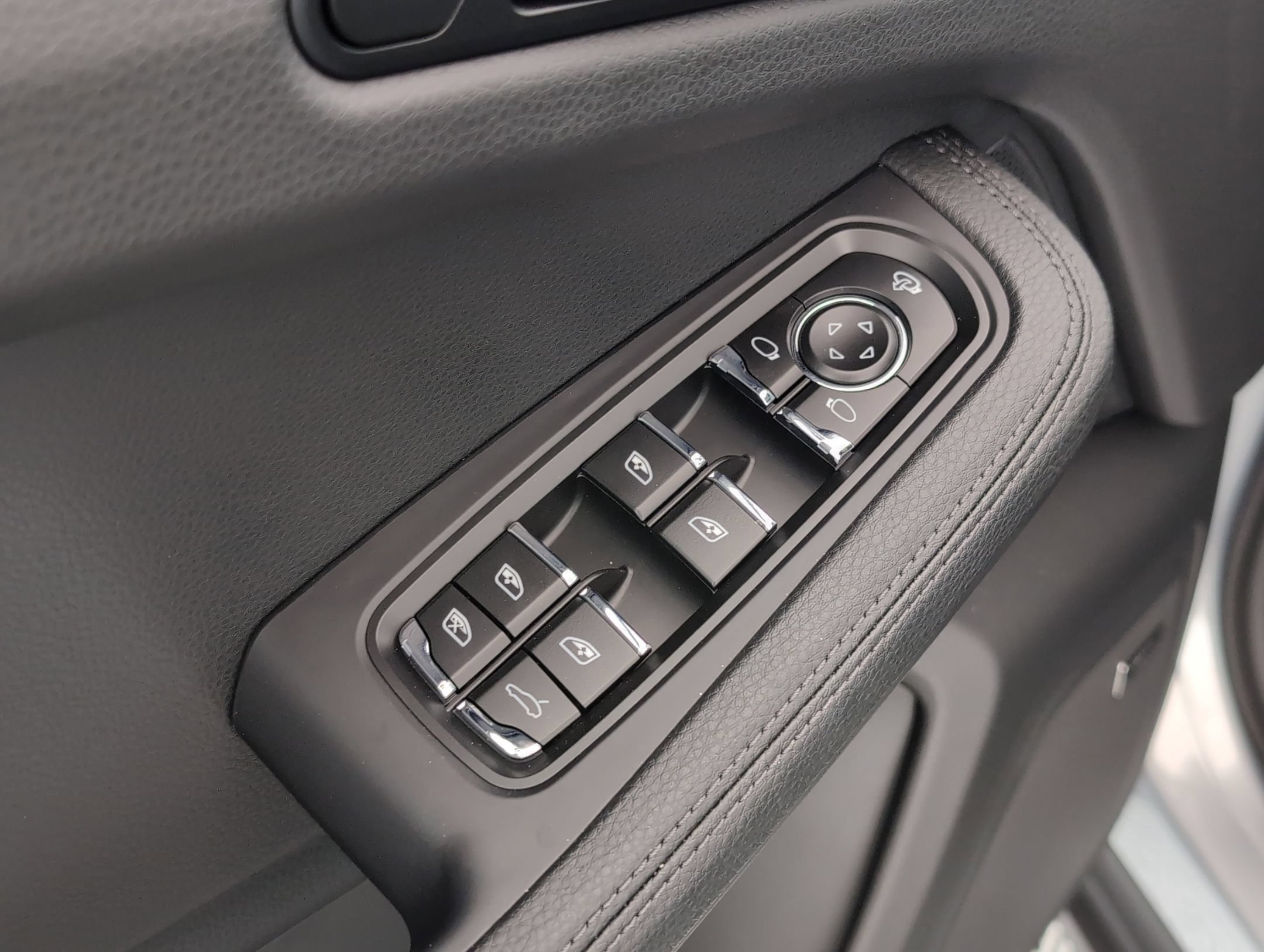 Certified 2025 Porsche Macan AWD/4WD image 17