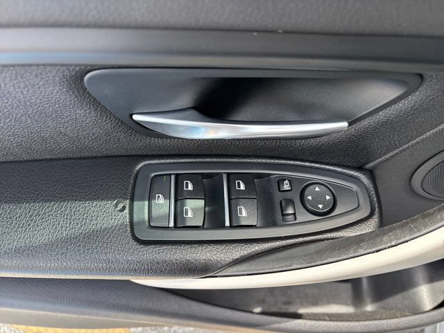 Used 2018 BMW 320i Sedan RWD image 17