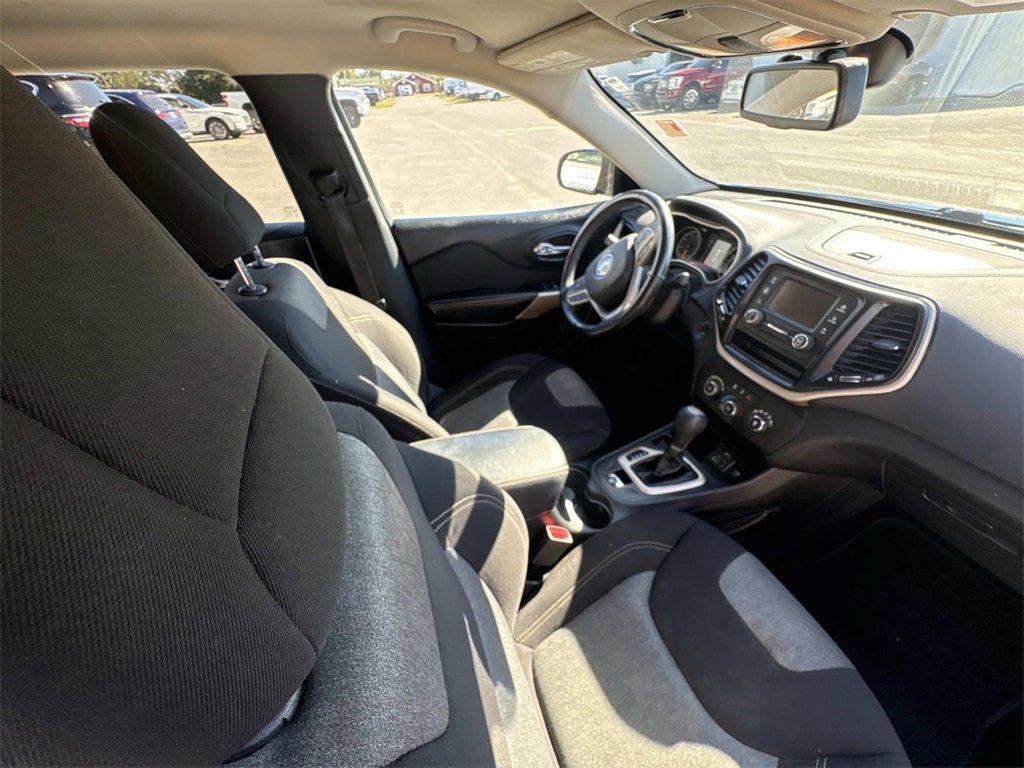 Used 2017 Jeep Cherokee Sport image 13