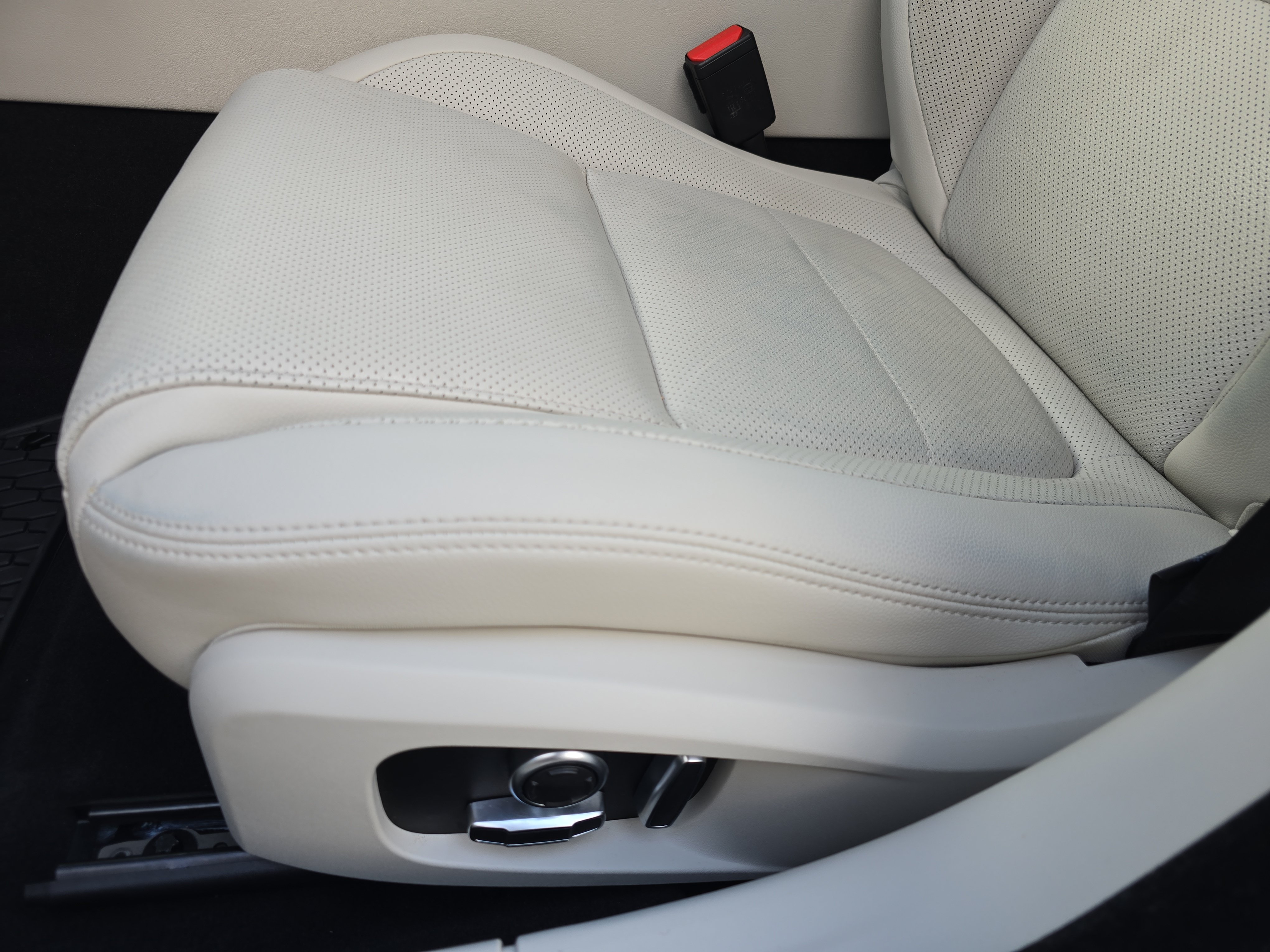 Used 2022 Jaguar XF SE RWD image 30