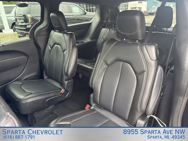 Used 2025 Chrysler Pacifica Select image 23