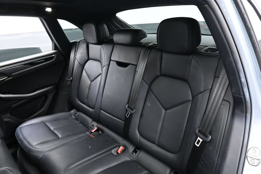 Certified 2020 Porsche Macan AWD/4WD image 23