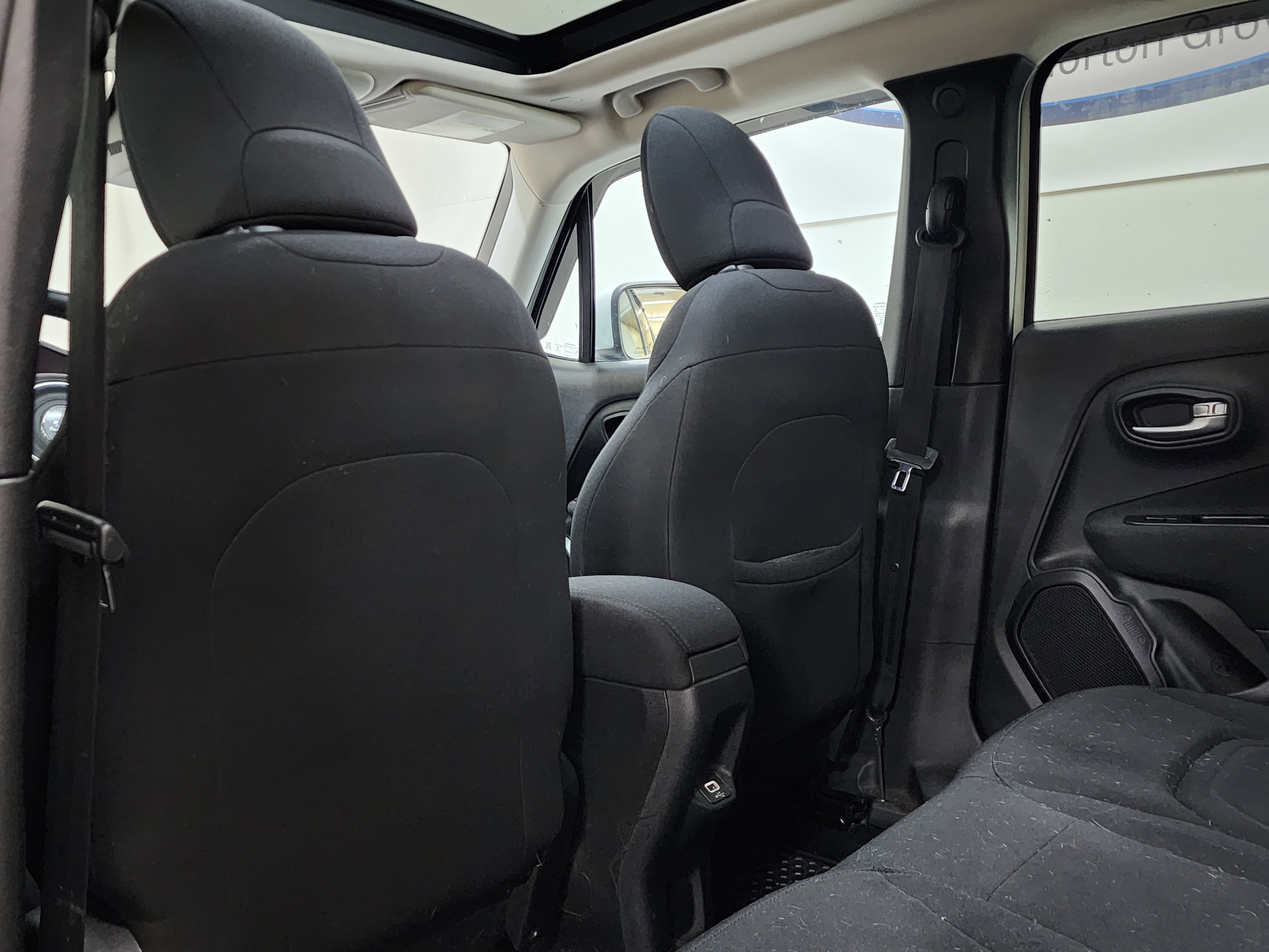 Used 2020 Jeep Renegade Latitude w/ UConnect 8.4 Nav Group FWD image 16