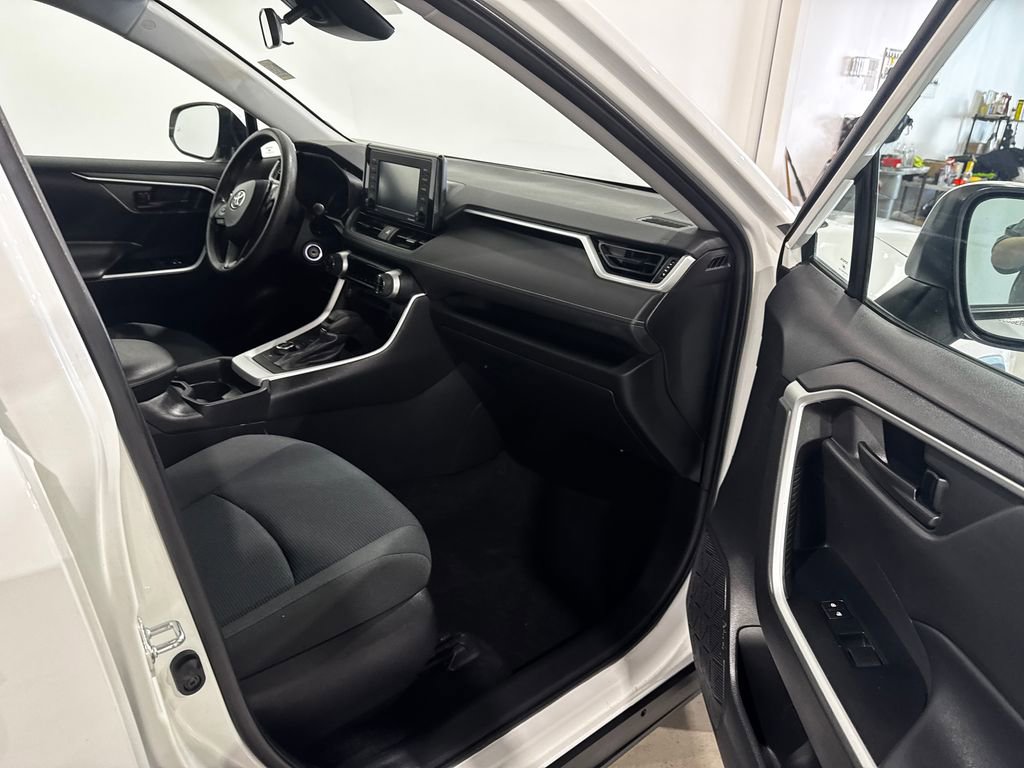Used 2021 Toyota RAV4 LE AWD/4WD image 23