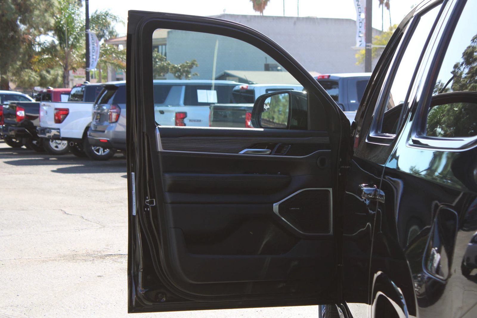 Used 2024 Jeep Wagoneer L Series II RWD image 6