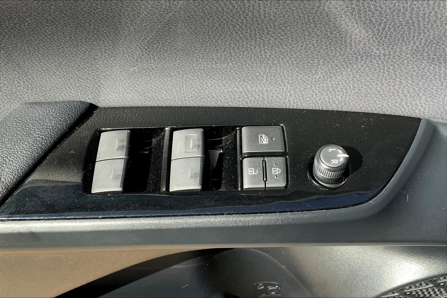 Used 2020 Toyota Prius LE FWD image 33