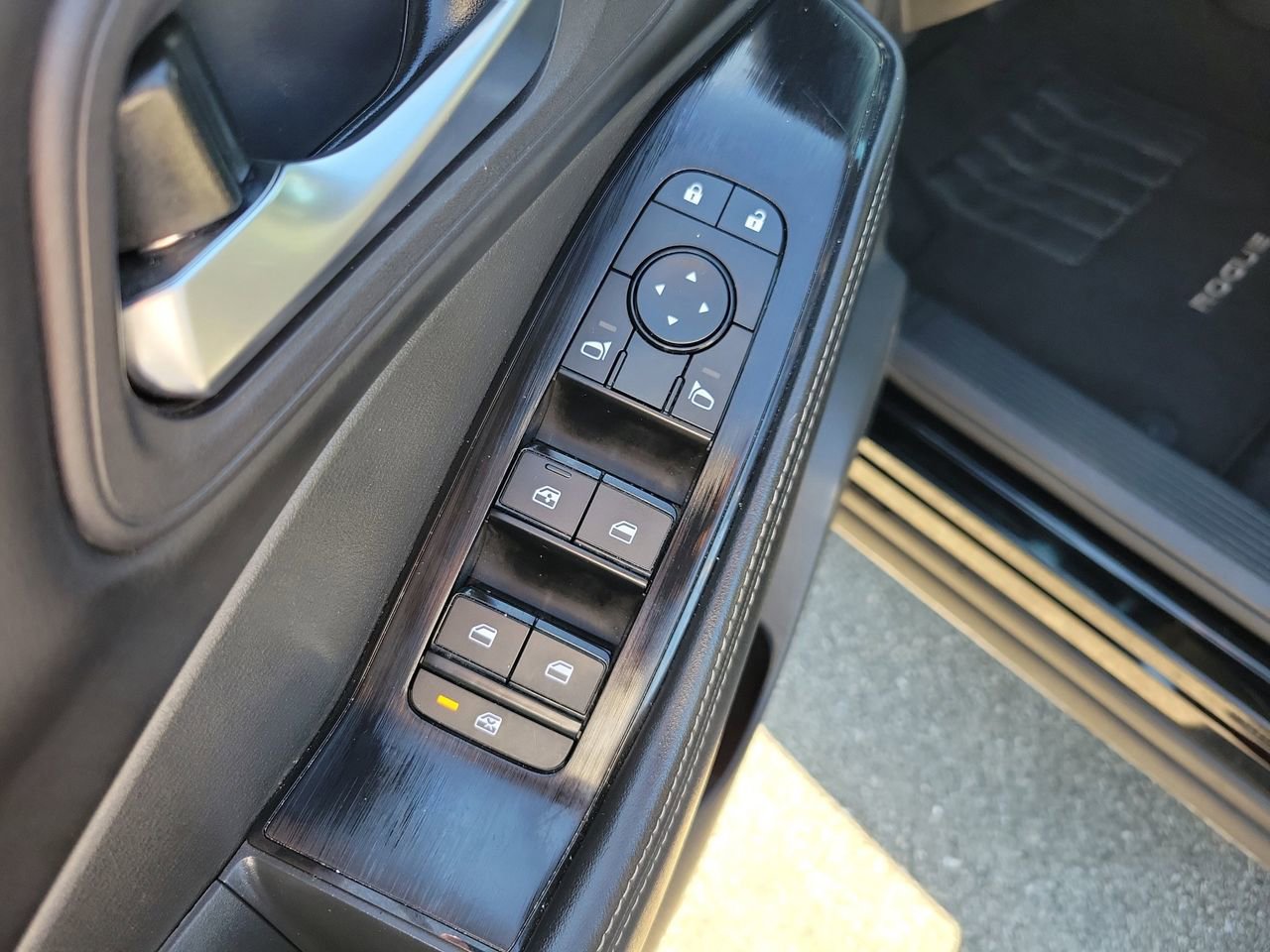 Used 2025 Nissan Rogue SV image 14