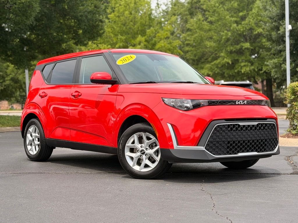 Used 2024 Kia Soul LX w/ Option Group 015 FWD image 2