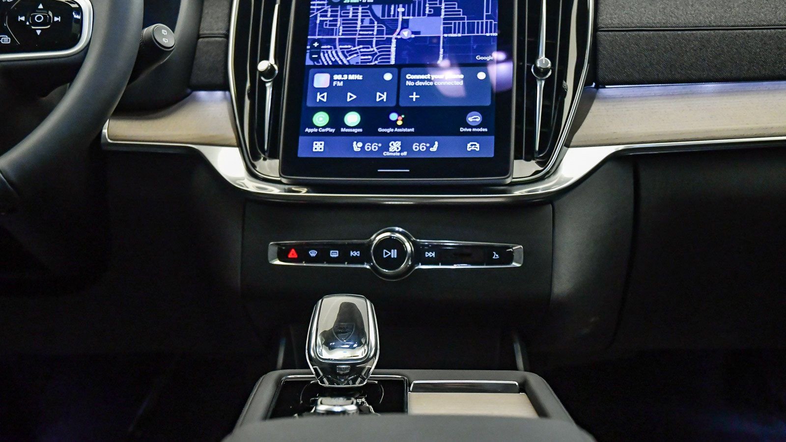 Certified 2025 Volvo XC90 B6 Plus w/ Protection Package Premier image 15