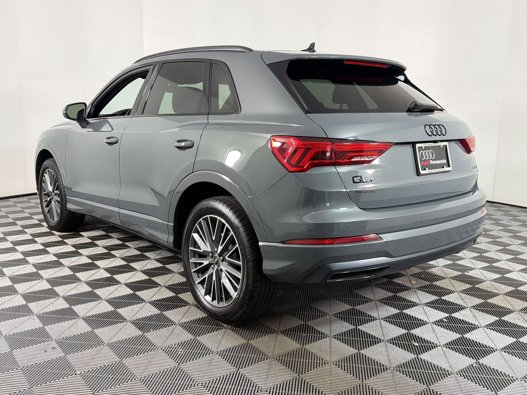 Used 2024 Audi Q3 2.0T Premium Plus w/ Premium Plus Package image 3