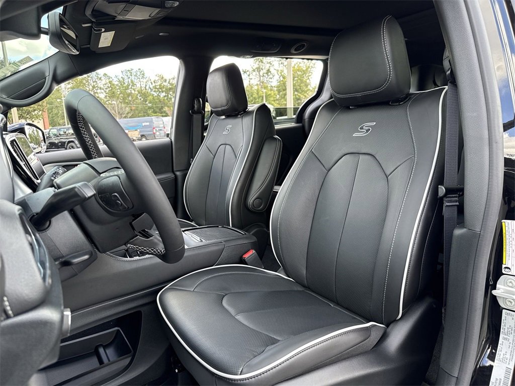 New 2026 Chrysler Pacifica Limited w/ S Appearance Package image 11