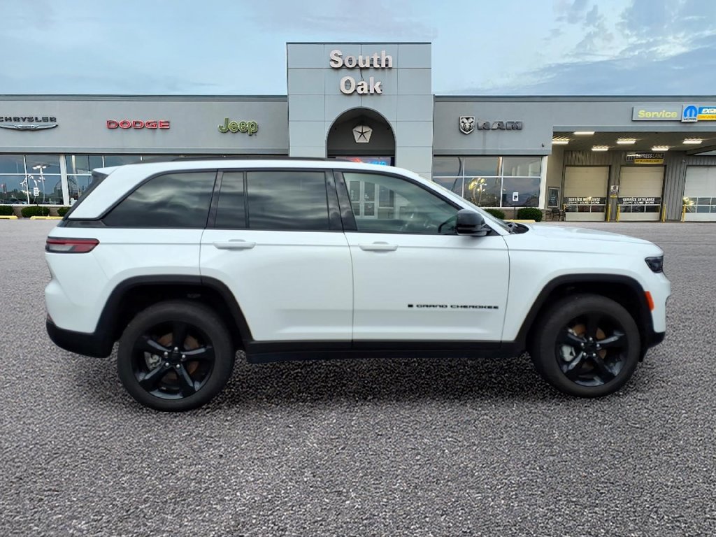 Used 2025 Jeep Grand Cherokee Limited w/ Black Appearance Package AWD/4WD image 2