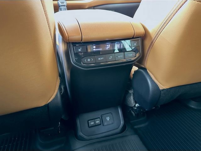 Used 2025 Toyota Highlander Platinum image 31