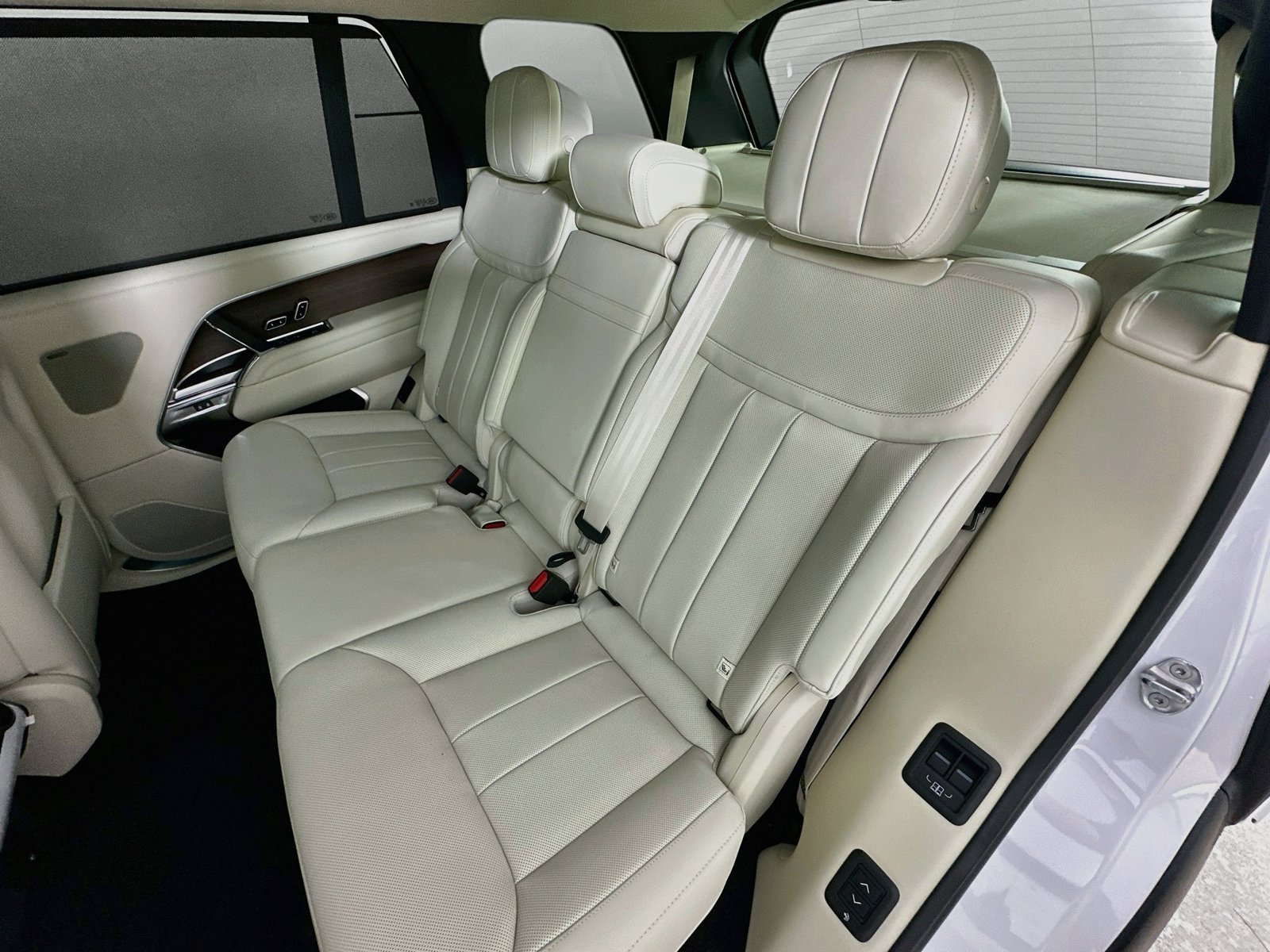 New 2026 Land Rover Range Rover Long Wheelbase SE AWD/4WD image 35