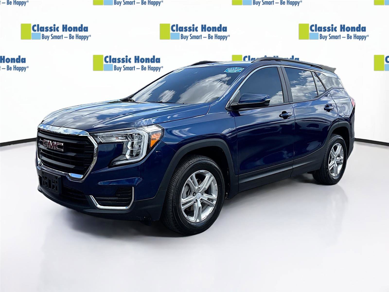 Used 2023 GMC Terrain SLE w/ Driver Convenience Package AWD/4WD image 3