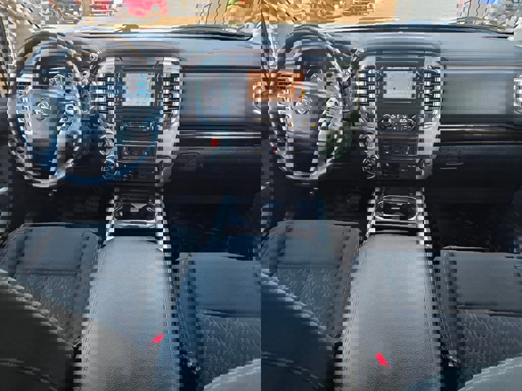 Used 2019 Nissan Titan SV w/ SV Convenience Package image 8