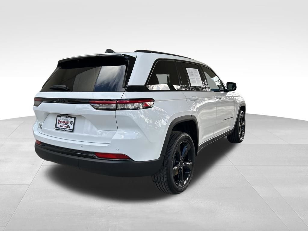 Used 2025 Jeep Grand Cherokee Altitude RWD image 3