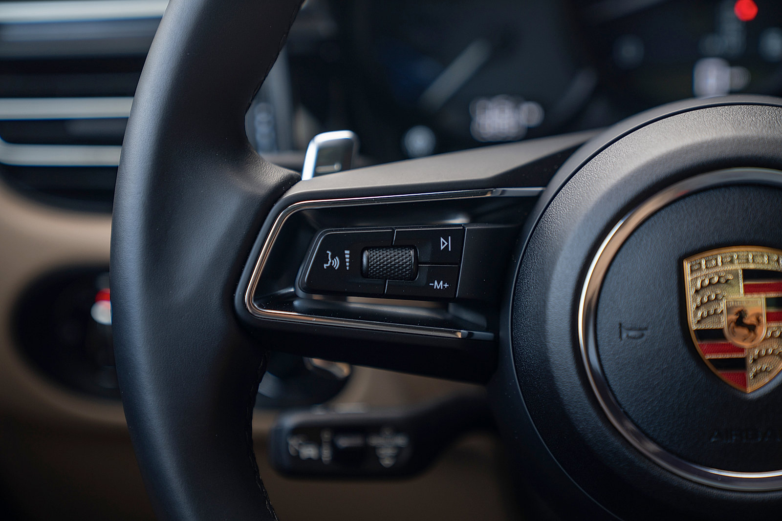 Certified 2025 Porsche Macan AWD/4WD image 7