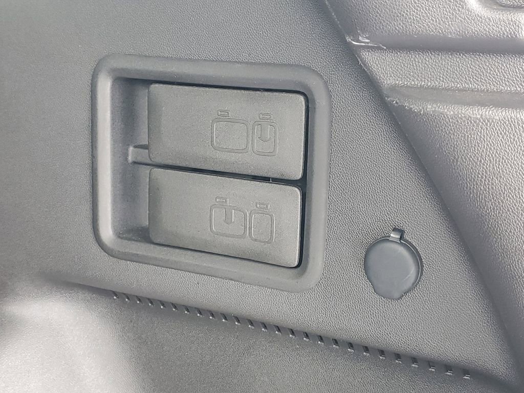 Used 2023 GMC Terrain SLE w/ Driver Convenience Package image 8