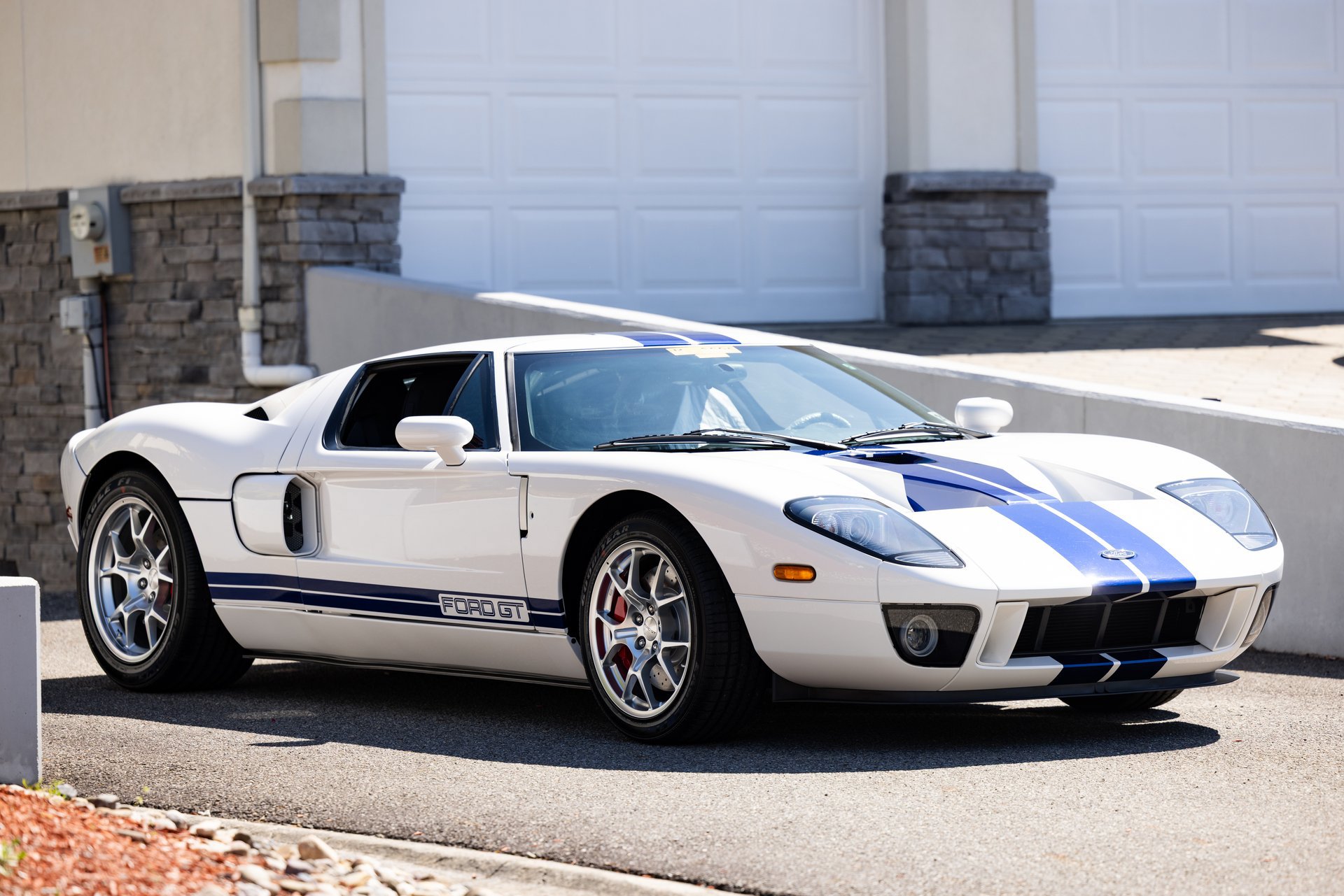 Used 2006 Ford GT RWD image 4