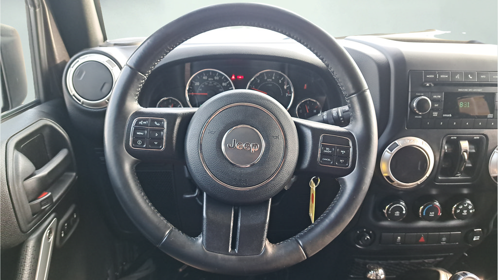 Used 2017 Jeep Wrangler Unlimited Rubicon w/ Connectivity Group AWD/4WD image 14