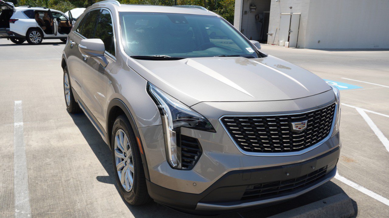 Used 2022 Cadillac XT4 Premium Luxury w/ Enhanced Visibility Package FWD image 3