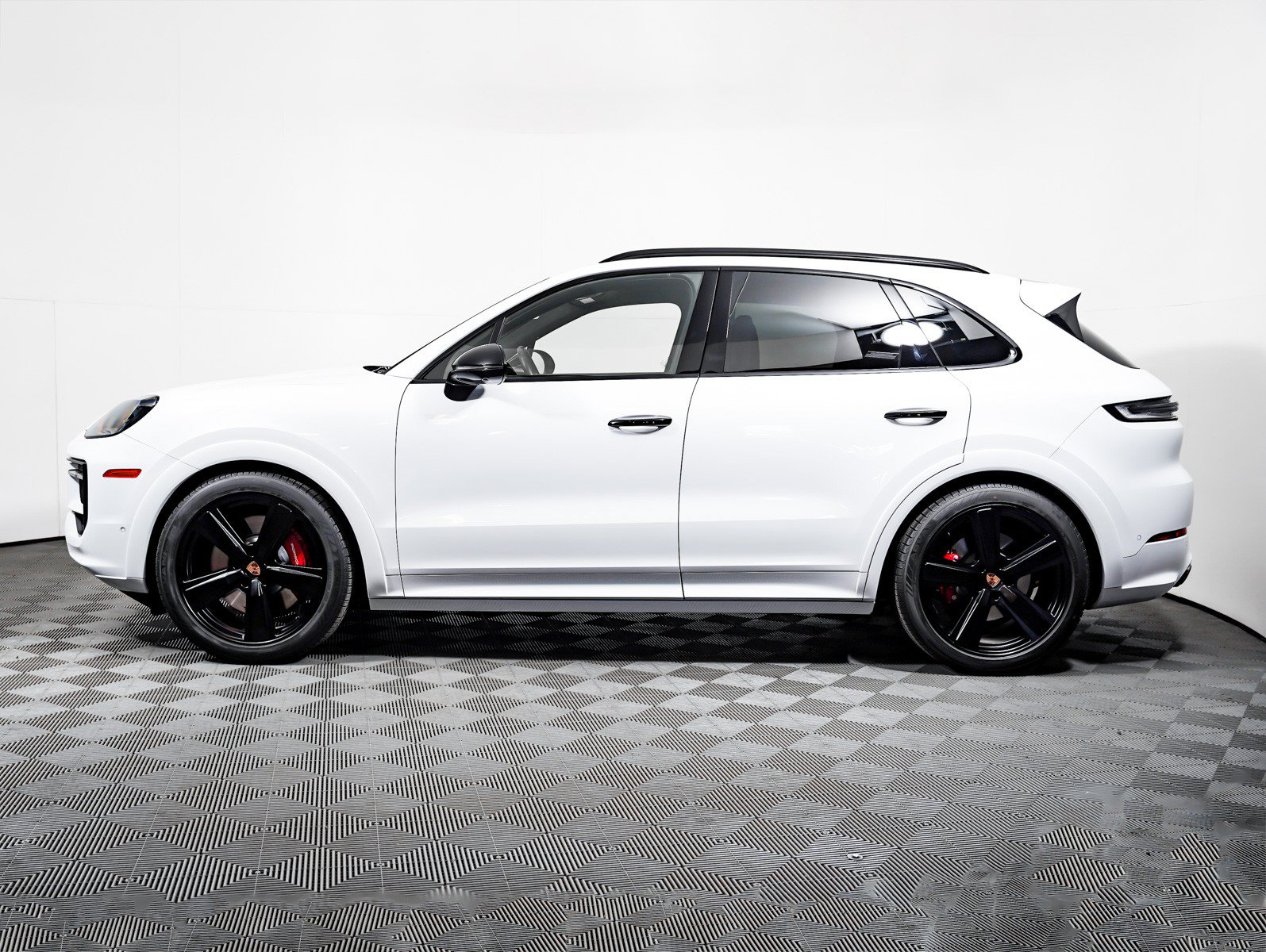 Certified 2025 Porsche Cayenne GTS AWD/4WD image 2