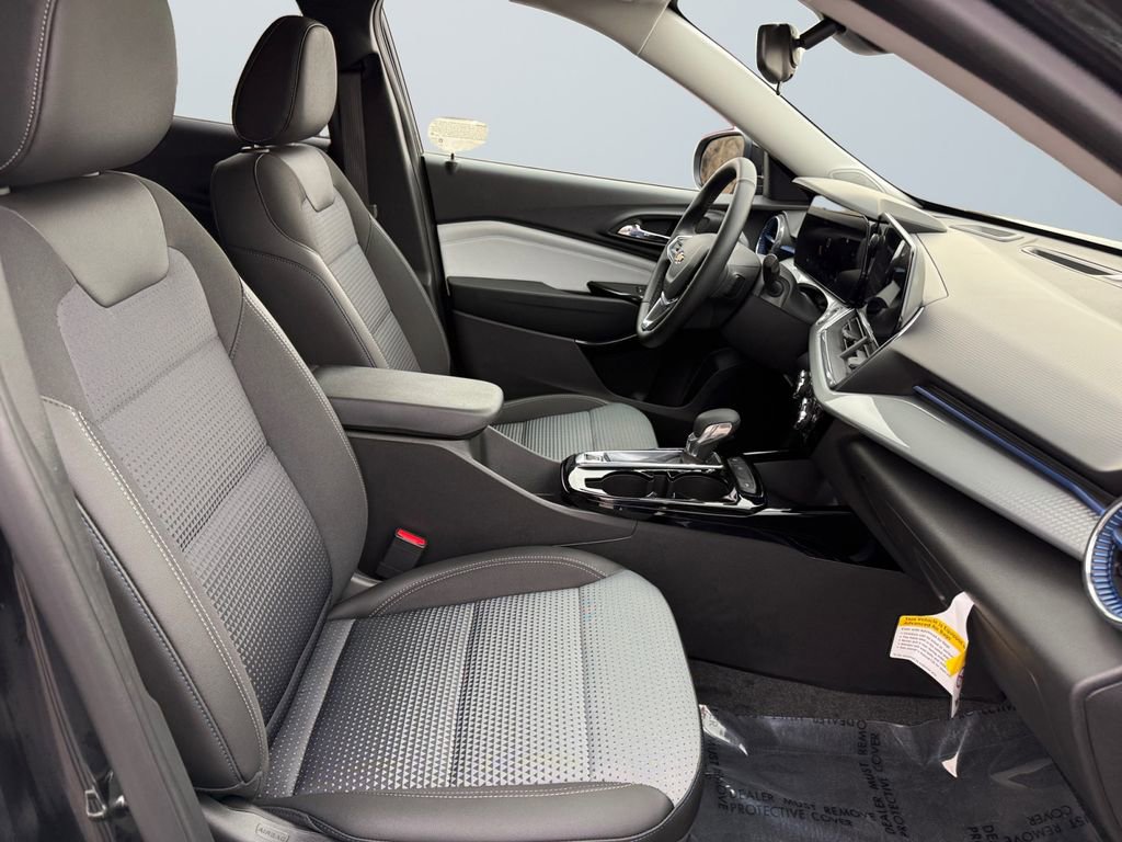 Used 2025 Chevrolet Trax LT w/ Driver Confidence Package image 15