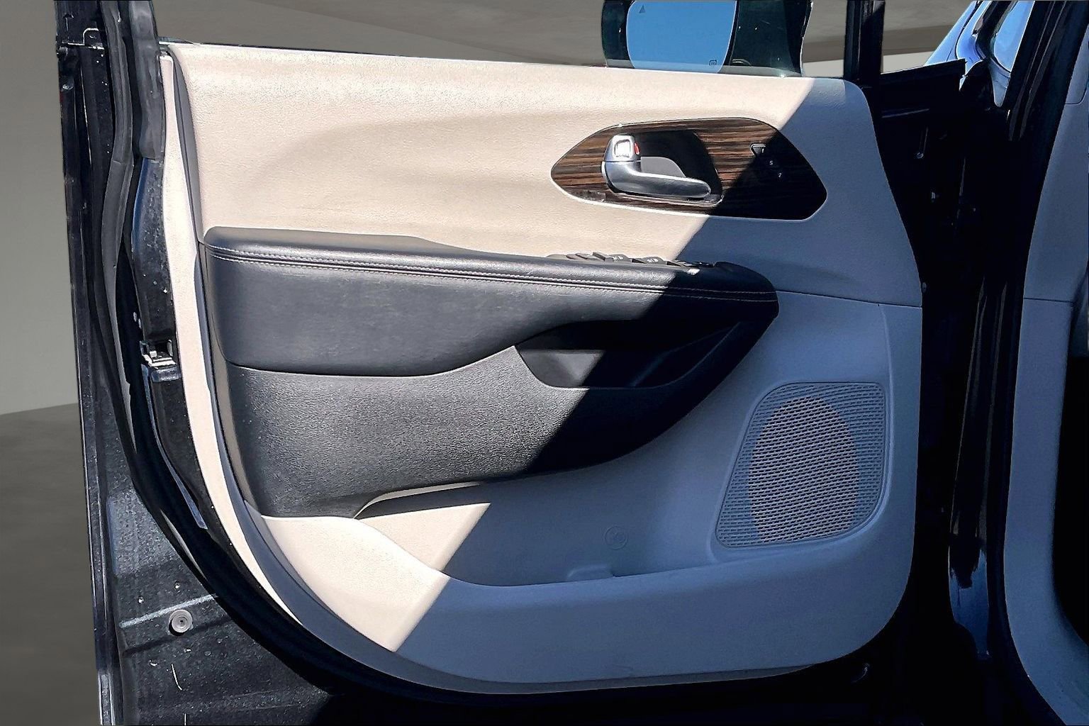 Used 2023 Chrysler Pacifica Limited image 20