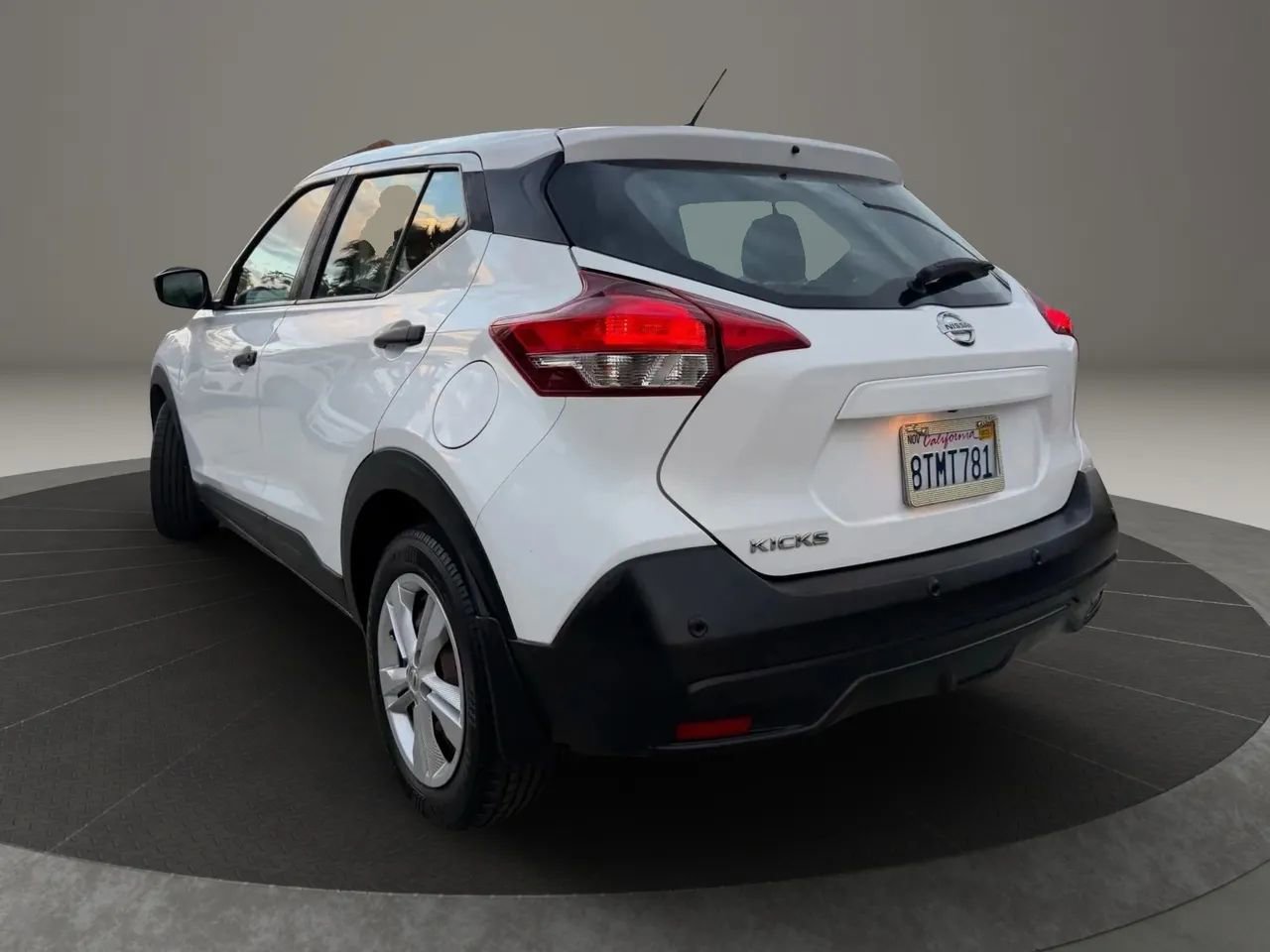 Used 2020 Nissan Kicks S image 3