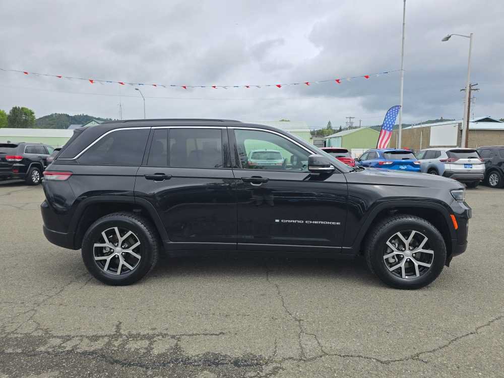 Used 2024 Jeep Grand Cherokee Limited AWD/4WD image 6