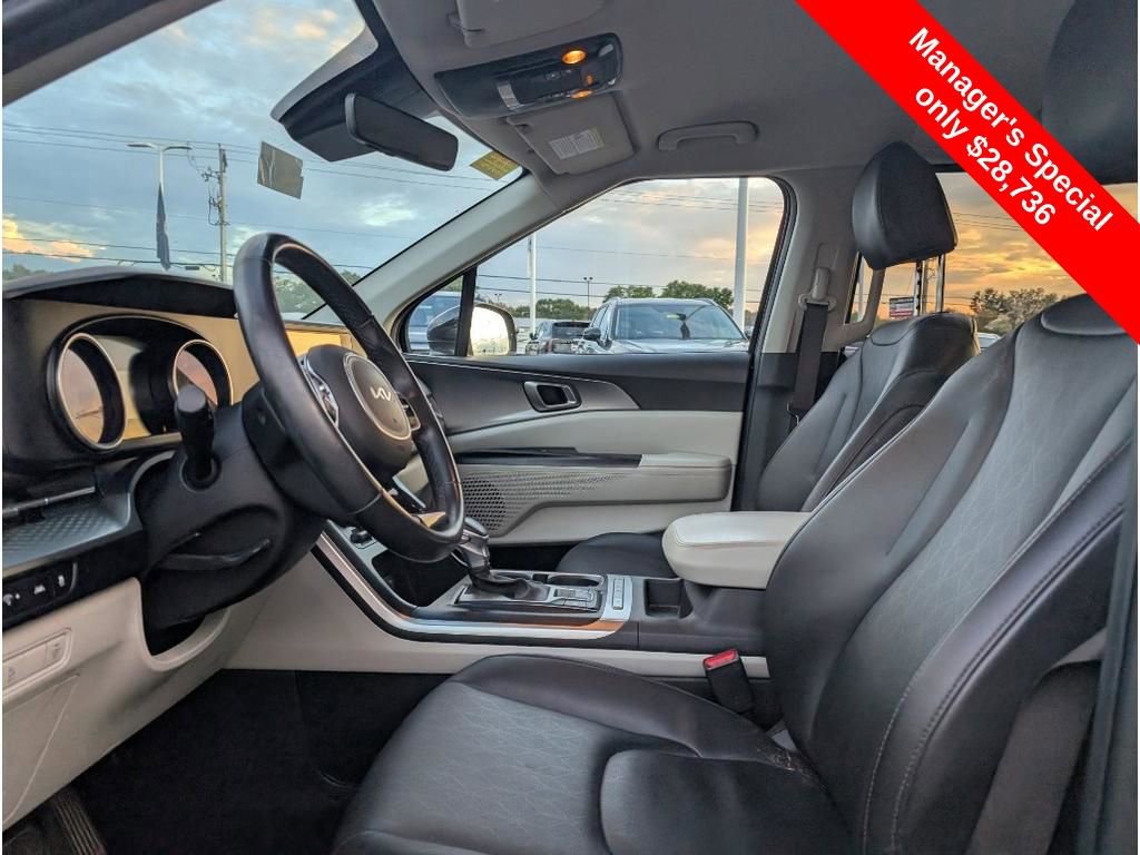 Used 2024 Kia Carnival LX image 11