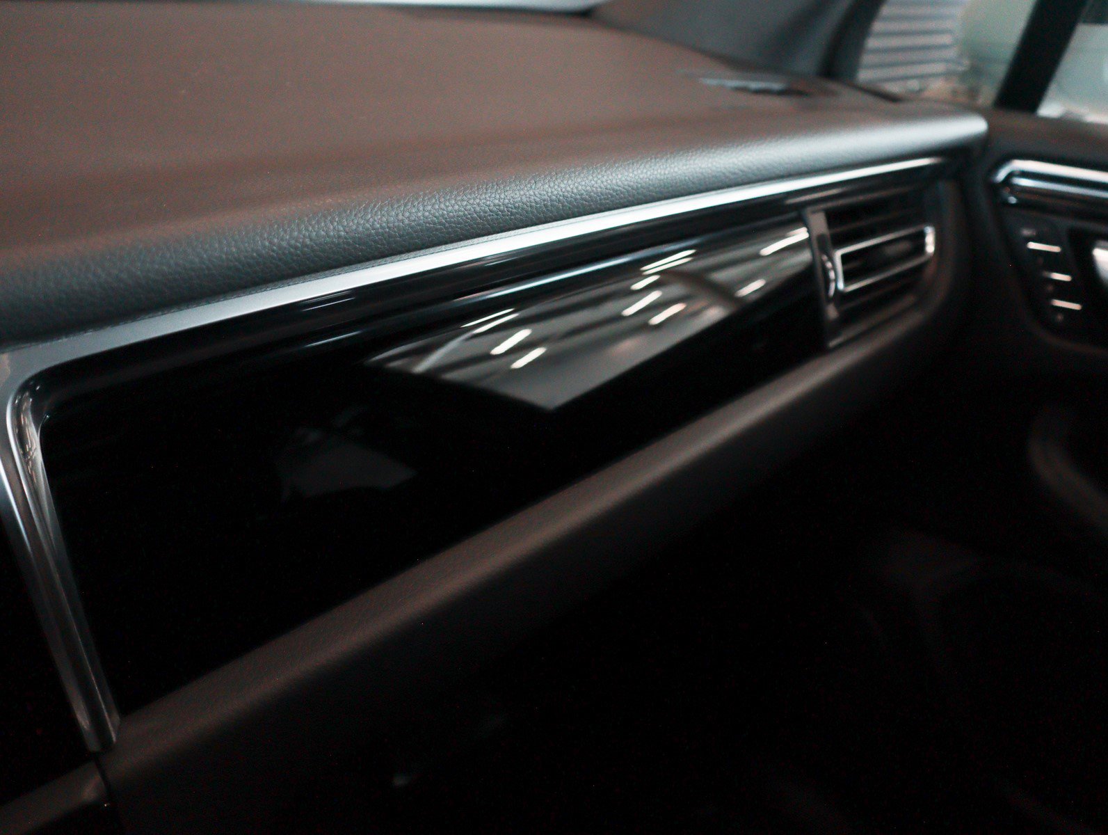 New 2026 Porsche Macan image 24