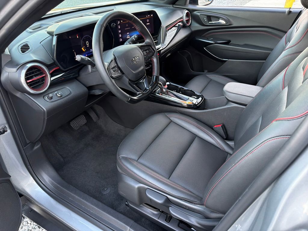 Used 2025 Chevrolet Trax RS w/ Driver Confidence Package image 2