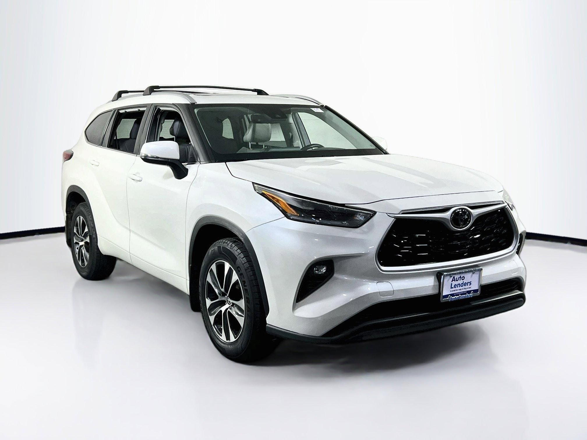 Used 2021 Toyota Highlander XLE AWD/4WD image 3