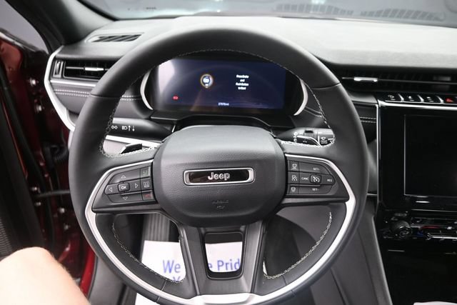 Used 2025 Jeep Grand Cherokee Altitude AWD/4WD image 26