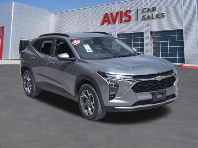 Used 2025 Chevrolet Trax LT w/ LT Convenience Package FWD image 3