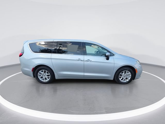 Used 2023 Chrysler Pacifica Touring-L FWD image 9