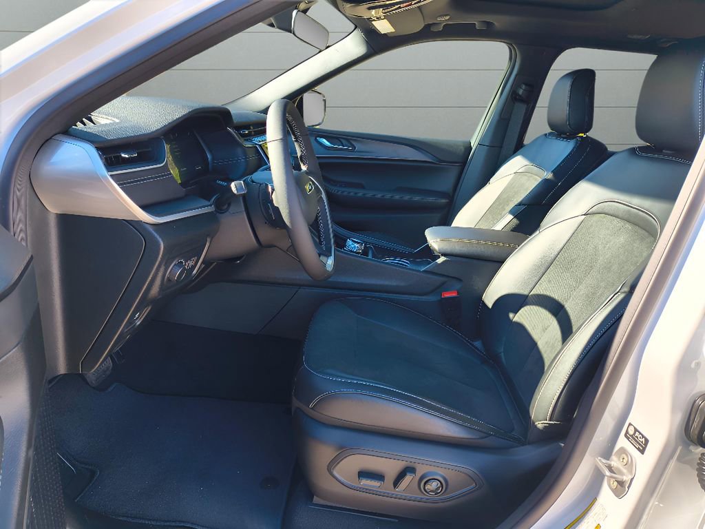 New 2025 Jeep Grand Cherokee Altitude image 16